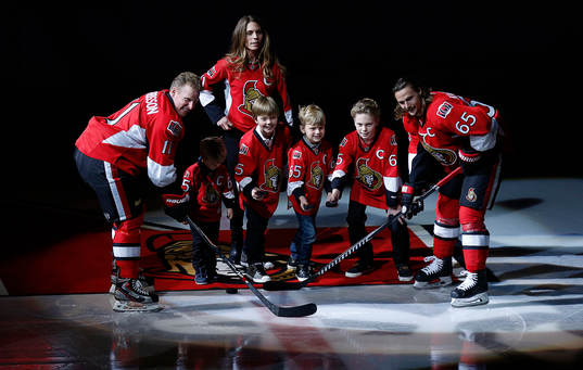 Daniel Alfredsson med sin familj och Erik Karlsson