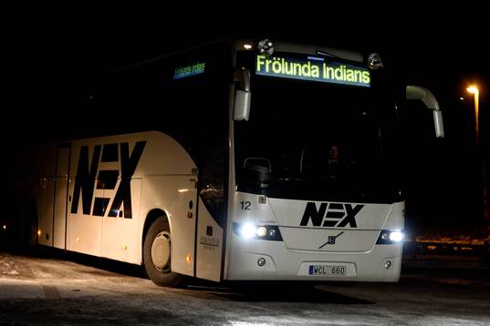 Frölundas spelare anländer med buss