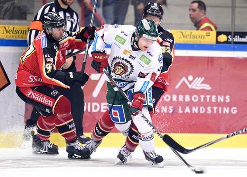 Frölundas Mikael Wikstrand med pucken