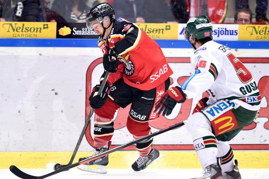 Luleås Johan Forsberg med pucken