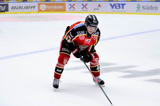 Luleås Niklas Fogström grinar illa