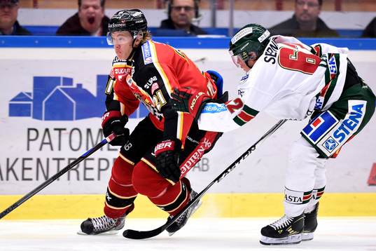 Luleås Emil Sylvegård jagas av Frölundas Artturi Lehkonen