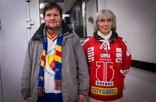 Örebro och Djurgårdensupporterar innan ishockeymatchen i