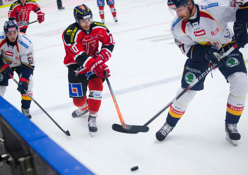 Örebros Derek Ryan mot Djurgårdens Mikael Samuelsson
