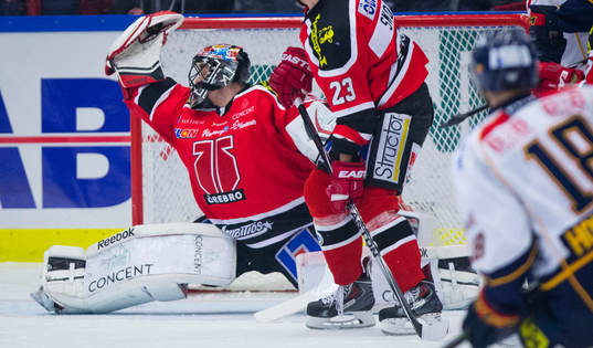 Örebros målvakt Julius Hudacek räddar