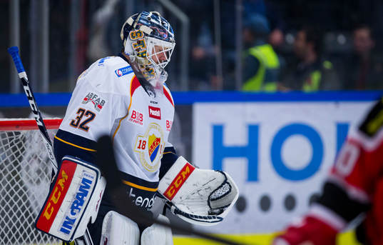 Djurgårdens målvakt Mikael Tellqvist har pucken i plocken