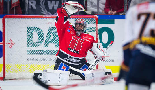 Örebros målvakt Julius Hudacek räddar