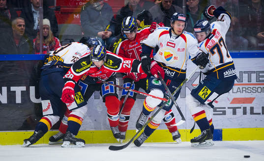 Kamp om pucken melllan Örebros Tim Wallace och