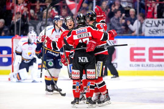 Örebros Derek Ryan och Daniel Viksten jublar