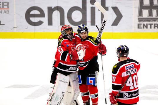Örebros målvakt Julius Hudacek och Martin Johansson jublar