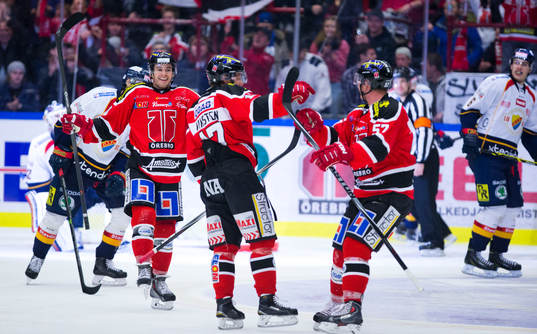 Örebros Daniel Viksten gör 1-1 och jublar med Derek Ryan
