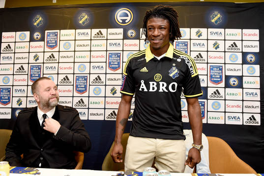 AIK's sportchef Björn Wesström  presenterar nyförvärvet