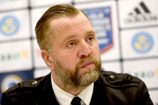 AIK's sportchef Björn Wesström presenterar nyförvärvet