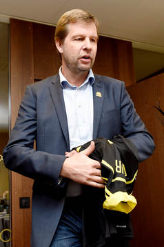 AIK's VD, Thomas Edselius presenterar AIK's nyförvärv