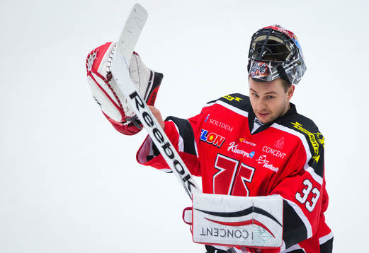 Örebros målvakt Julius Hudacek jublar