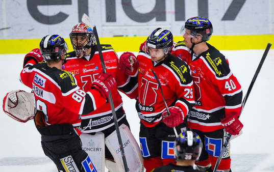 Örebros Martin Johansson jublar med målvakt Julius Hudacek