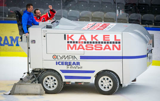 Örebros målvakt Julius Hudacek åker med ismaskinen och