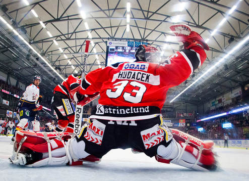 Örebros målvakt Julius Hudacek plockar pucken
