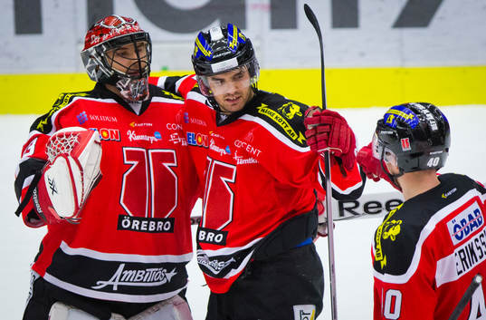 Örebros Martin Johansson jublar med målvakt Julius Hudacek