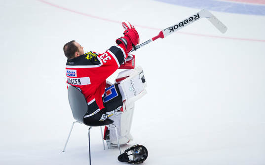 Örebros målvakt Julius Hudacek jublar