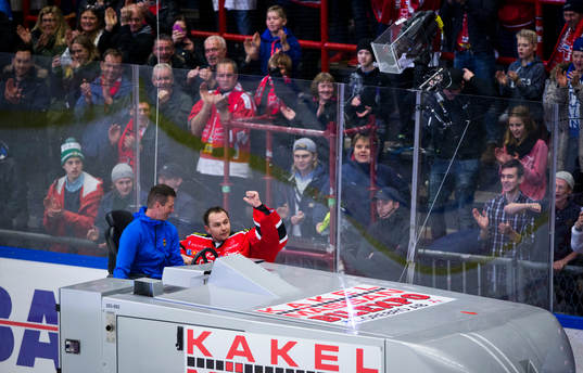 Örebros målvakt Julius Hudacek åker med ismaskinen och