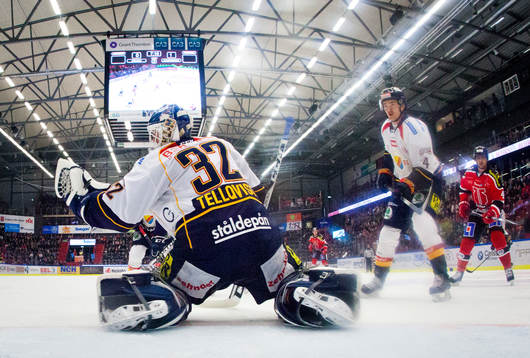 Djurgårdens målvakt Mikael Tellqvist plockar pucken