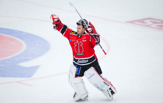 Örebros målvakt Julius Hudacek jublar