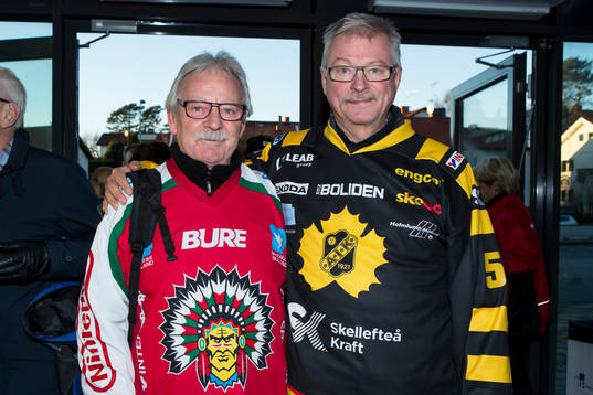 Goda vänner på match, en Frölunda och en Skellefteå