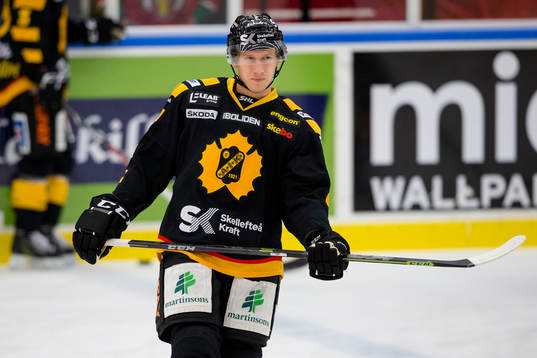 Skellefteås John Norman värmer upp innan ishockeymatchen