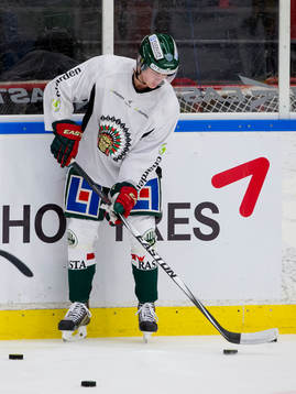 Frölundas Erik Karlsson värmer upp innan  ishockeymatchen