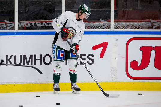 Frölundas Erik Karlsson värmer upp innan  ishockeymatchen