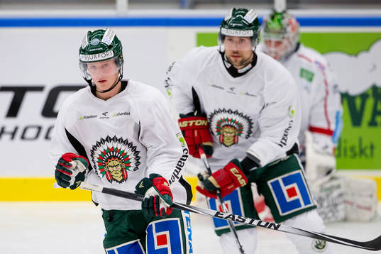 Frölundas Erik Karlsson och Christoffer Persson värmer