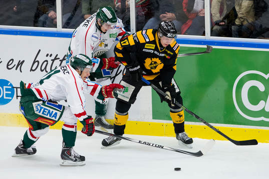 Skellefteås Pär Lindholm i kamp om pucken med Frölundas