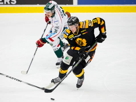 Skellefteås Mikko Lehtonen före Frölundas Nicklas Lasu