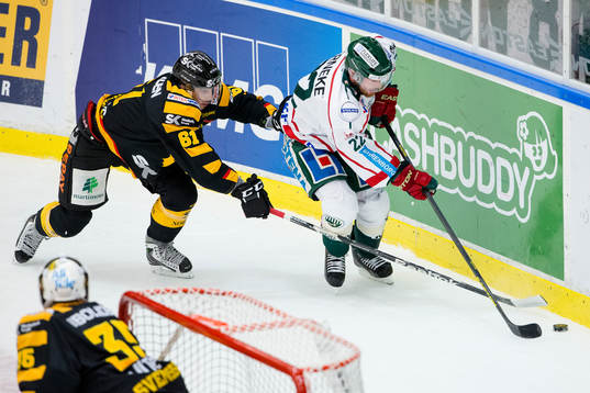 Skellefteås Fredrik Lindgren jagar Frölundas Robin Figren