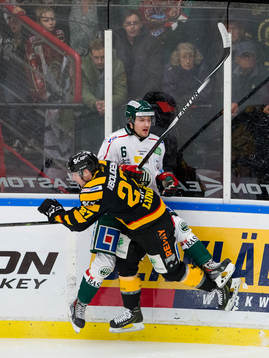 Skellefteås Martin Lundberg tacklar Frölundas Mikael