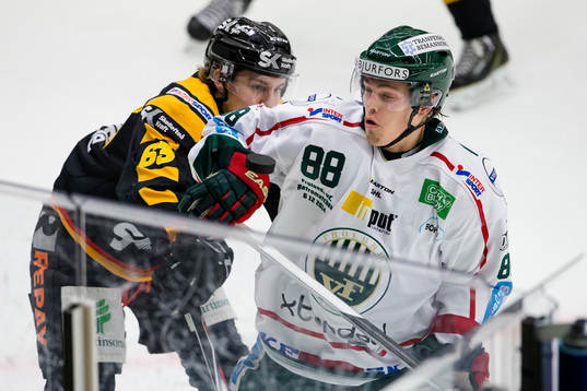 Frölundas Andreas Johnson fokuserar på pucken i luften