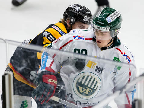 Frölundas Andreas Johnson tar ned pucken på bröstet