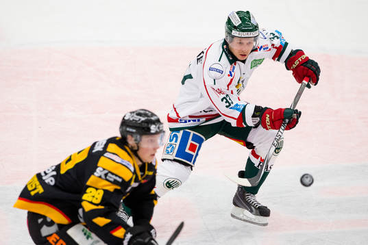 Frölundas Elias Fälth jagar puckfuröande Skellefteås