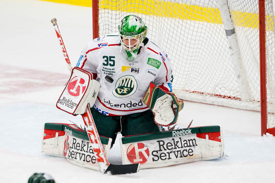Frölundas målvakt Linus Fernström räddar ett skott