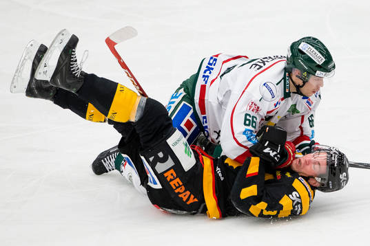 Frölundas Oscar Fantenberg trycker ned Skellefteås Pontus