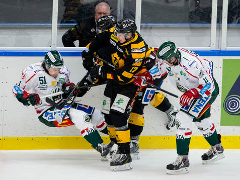 Frölundas Mats Rosseli Olsen tacklas av Skellefteås Pär