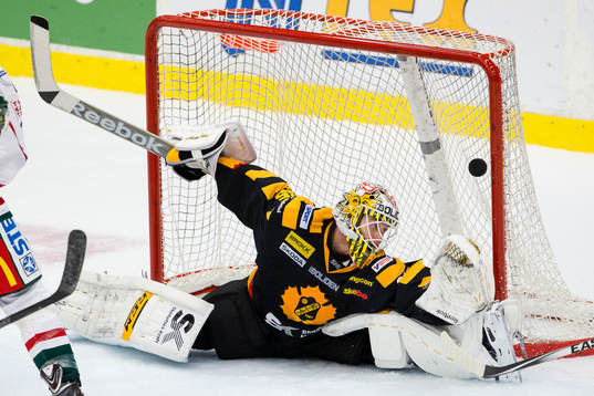 Skellefteås målvakt Markus Svensson räddar ett skott i