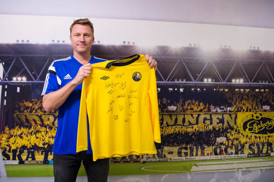 VM94-Lagets Kennet Andersson med tröja som skall