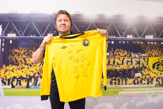 VM94-Lagets Tomas Brolin med tröja som skall auktioneras ut