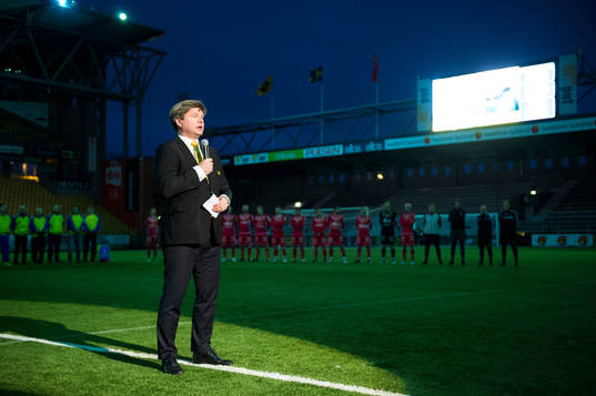 Elfsborgs ordförande Bo Johansson håller tal innan Hedra