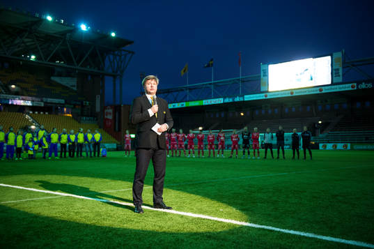 Elfsborgs ordförande Bo Johansson håller tal innan Hedra