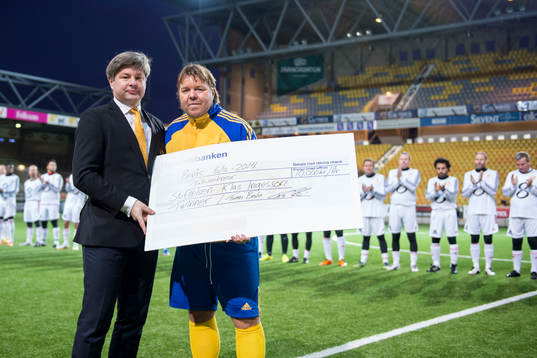 Tomas Brolin överlämnar check till Elfsborgs ordförande