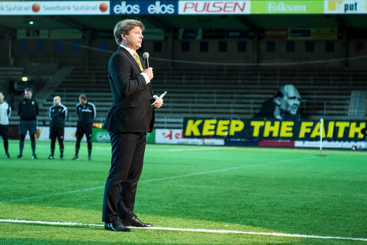 Elfsborgs ordförande håller välkomsttal innan Hedra Klas