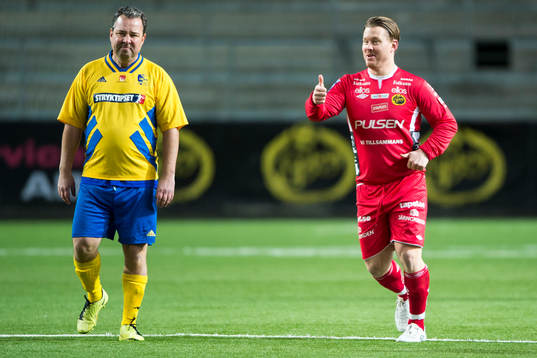 Elfsborgs Fredrik Berglund gör tummen upp och VM94-Lagets